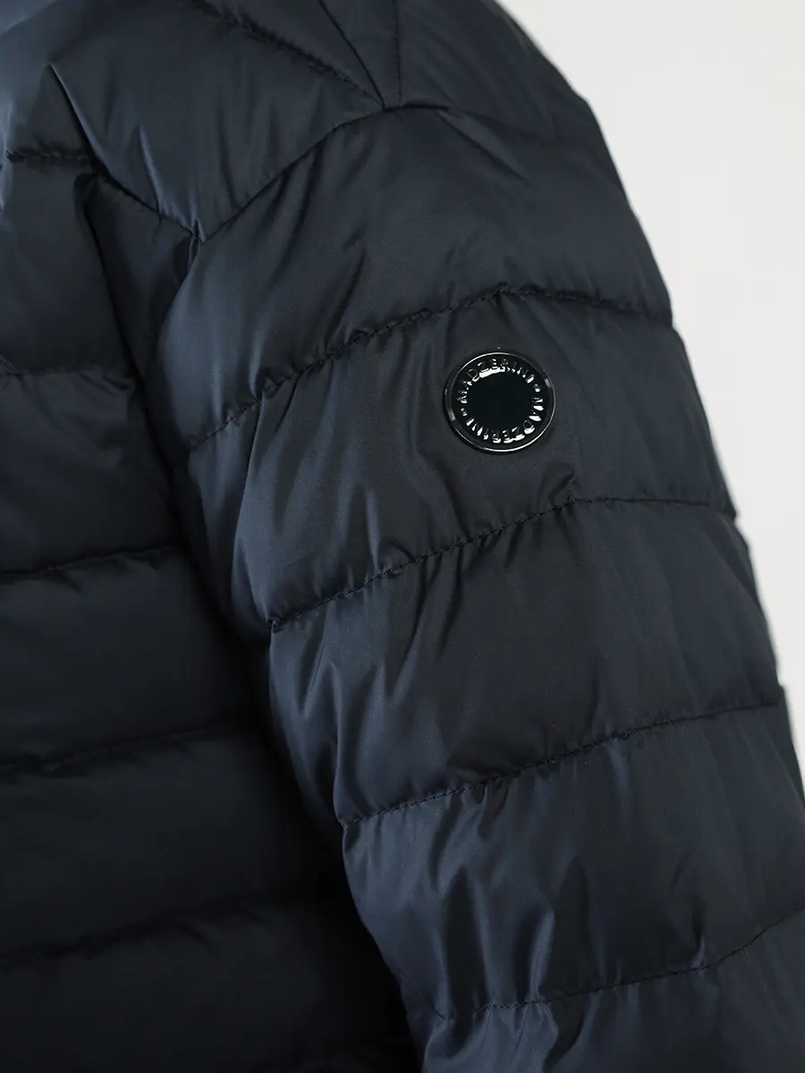 Куртка стеганая черного цвета на синтетическом пуху